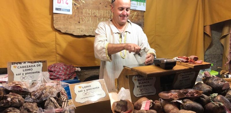 Venedor de fira de embotits artesans de la Garrotxa Can Gaburra