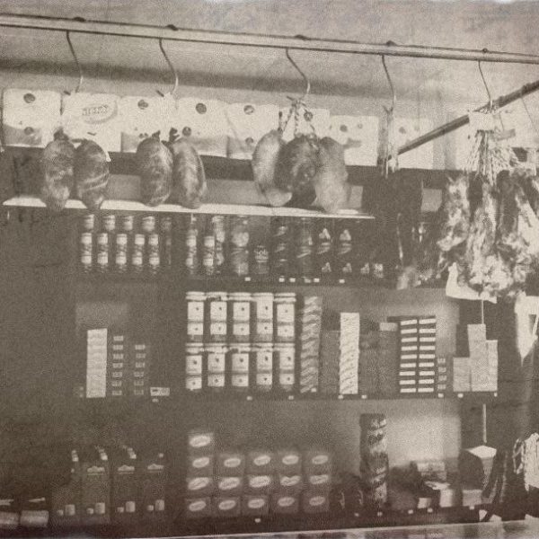 Fotografia antiga de la botiga Can Gaburra de La Pinya